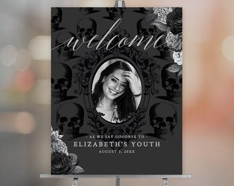 Puede incluir: Un letrero de bienvenida rectangular con un fondo de calaveras negras y grises y detalles florales. Un marco ovalado central contiene el retrato de una persona sonriente. Texto: Welcome, AS WE SAY GOODBYE TO ELIZABETH'S YOUTH, AUGUST 3, 20XX.
