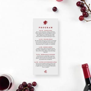 Peut inclure: Un carton de programme vertical blanc avec le mot "PROGRAM" en rouge, listant les détails de l'événement. La carte est entourée d'éléments liés au vin, notamment des raisins, un verre à vin et une bouteille de vin.