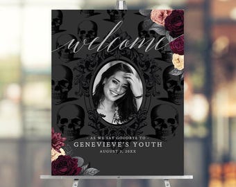 Puede incluir: Un letrero de bienvenida rectangular con fondo gris oscuro, patrón de calaveras, un marco ovalado central con un retrato en blanco y negro y detalles florales. El texto dice: Welcome, AS WE SAY GOODBYE TO GENEVIEVE'S YOUTH, AUGUST 3, 20XX.