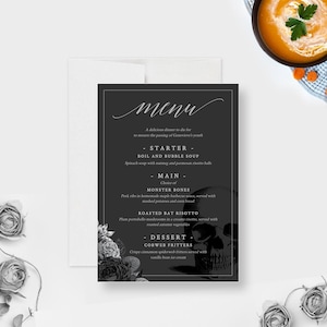 Carte de menu d'anniversaire Morte à mes 20 ans avec des têtes de mort et des fleurs argentées, modèle de menu de fête pour les funérailles de ma jeunesse, menu du dîner RIP des années 20 30 30 40