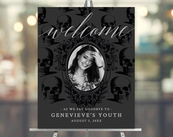 Puede incluir: Un letrero rectangular con fondo negro, un patrón repetido de calaveras y un marco ovalado central que contiene un retrato en blanco y negro. El texto dice: Welcome - AS WE SAY GOODBYE TO - GENEVIEVE'S YOUTH - AUGUST 3, 20XX.