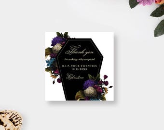 Puede incluir: Una tarjeta cuadrada con un gráfico negro en forma de ataúd con texto blanco que dice Thank you for making today so special R.I.P. YOUR TWENTIES 10.15.20XX Christina, rodeado de arreglos florales de color morado oscuro, azul y crema.