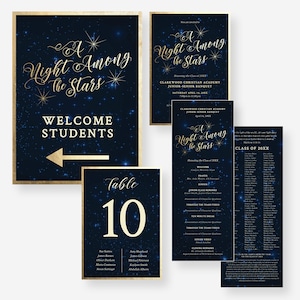 Può includere: Un segnaposto blu e dorato con sfondo notturno stellato. La carta riporta la scritta "Tavolo 10" in lettere dorate. La carta è decorata con stelle dorate e un bordo dorato.