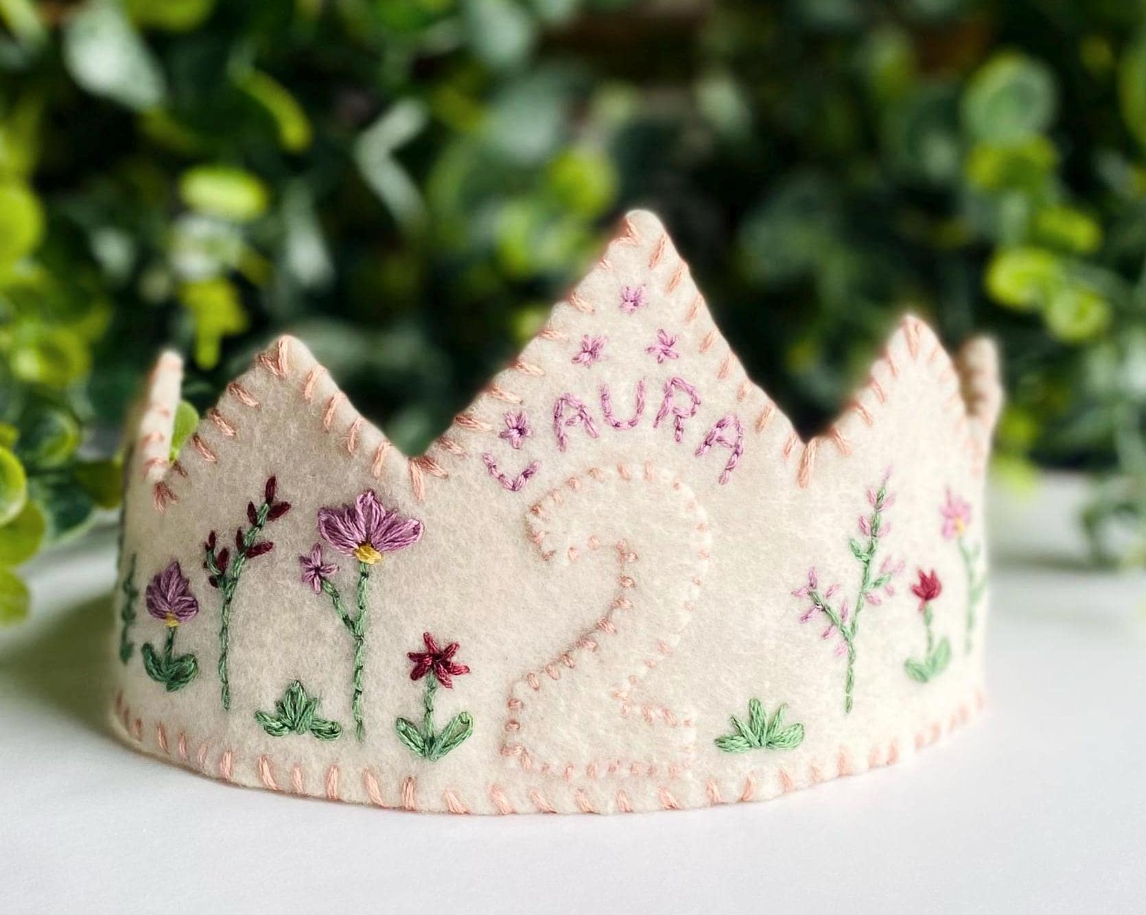 フェルト刺繍の子供用バースデークラウン（名前入り） - Etsy 日本