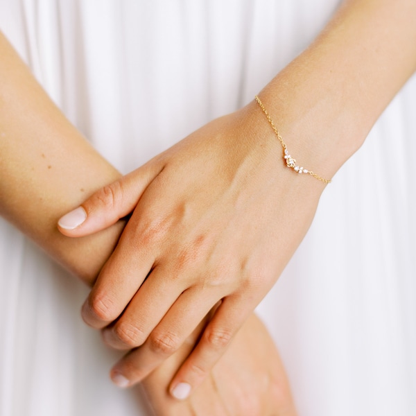 Bracelet avec intercalaire fleurs serties de zircons "Aria"