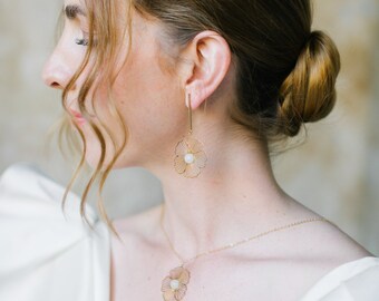 Boucles d'oreilles de mariée avec jolies fleurs dorées et cabochon en pierre de lune ou nacré "Elia"