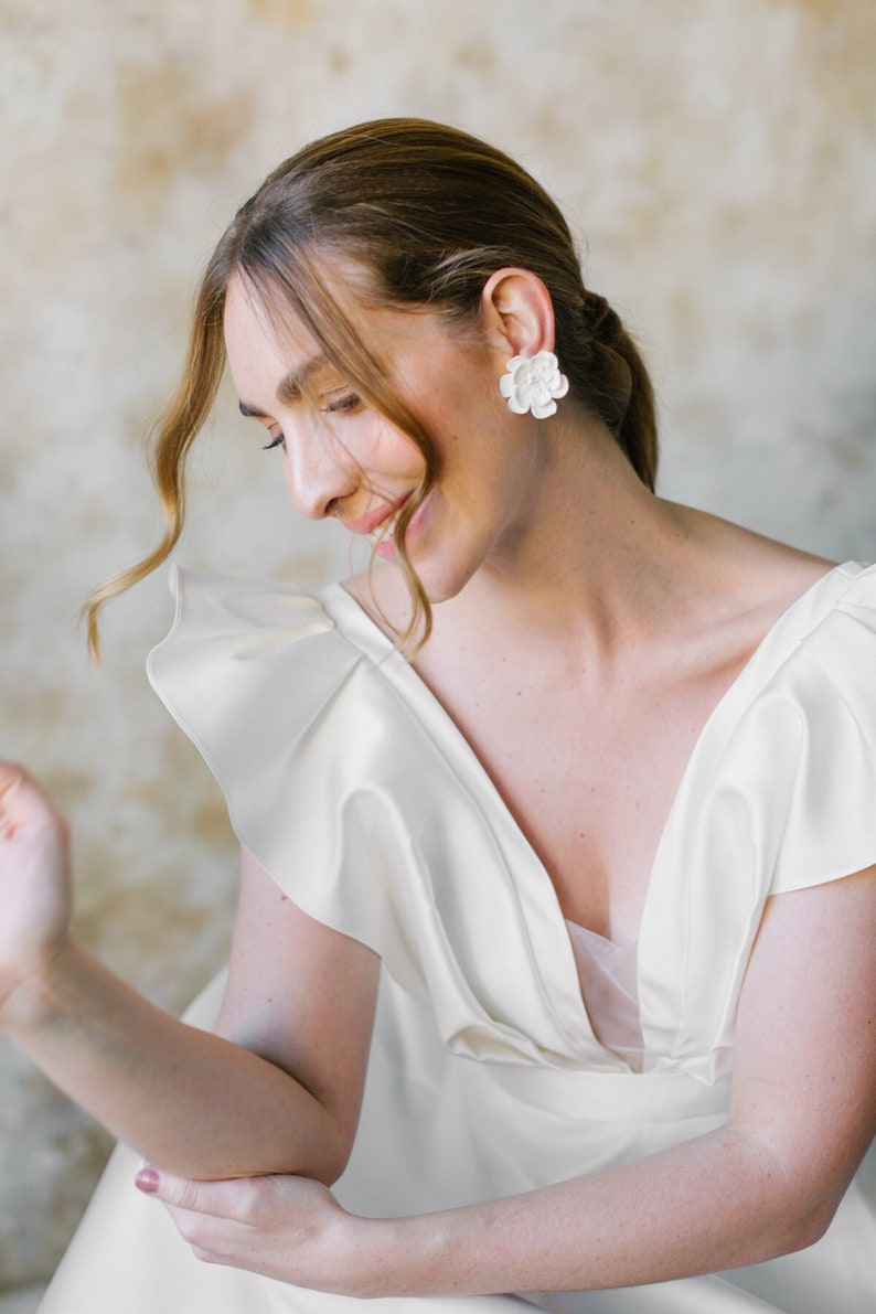 Bridal clip-on earrings with pretty porcelain flowers Floriana image 1