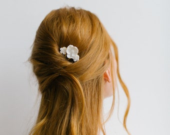 Bridal comb with three porcelain flowers "Anelia".