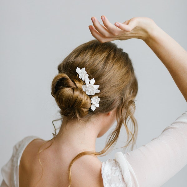 Peignes pour coiffure de mariée avec jolies fleurs et pétales den porcelaine "Mina"