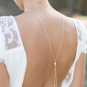 Collar joya sin espalda “ADAMA” con cuentas nacaradas