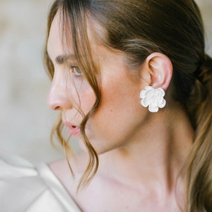 Bridal clip-on earrings with pretty porcelain flowers Floriana image 3