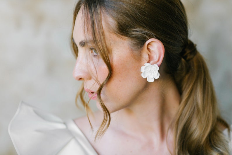 Bridal clip-on earrings with pretty porcelain flowers Floriana image 3