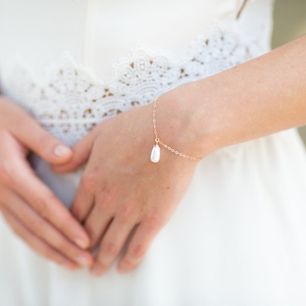 Bracelet de mariée avec goutte nacrée pendante "Mia"