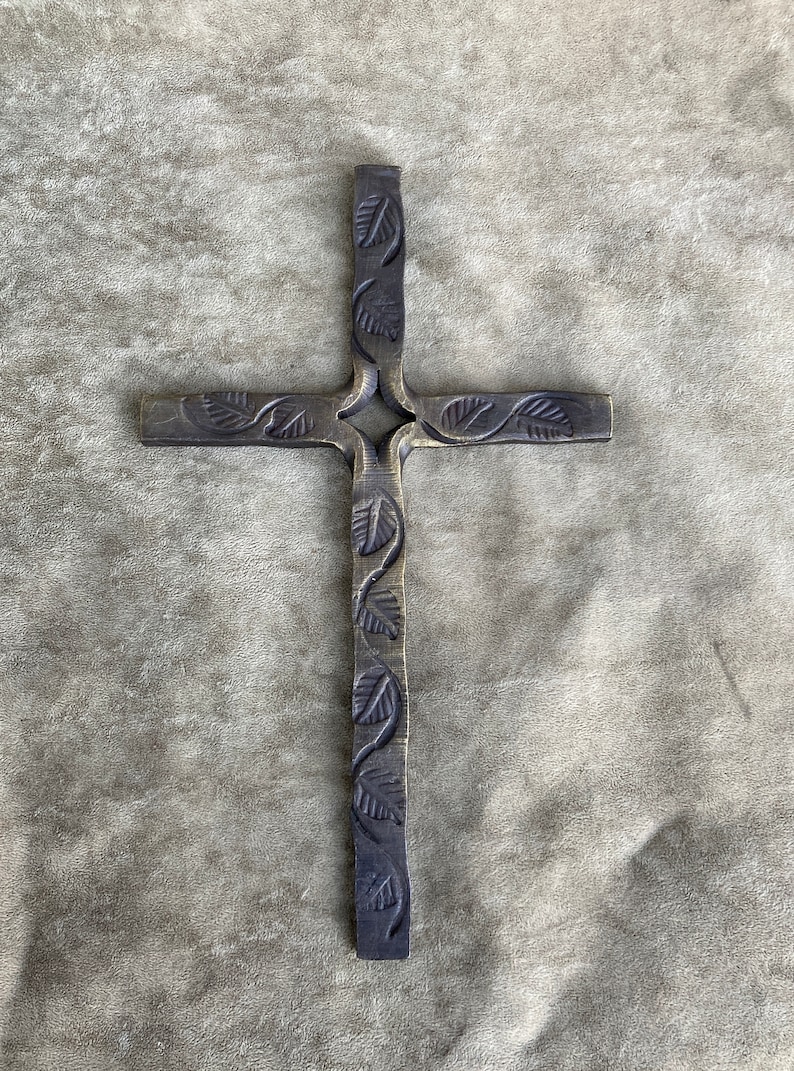 Cruz de hierro forjada a mano, diseño de hojas, adorno de pared de arte de herrería.