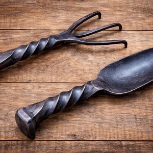 Ensemble d'outils de jardin en fer forgé à la main - Truelle et râteau de voie ferrée, fabriqué par un forgeron