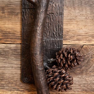 Poignée de portail en fer forgé à la main, décor de branche de pomme de pin rustique, poignée de porte de cabane