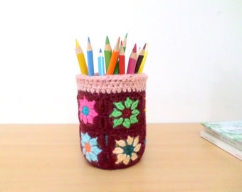 Pot à crayons au crochet, petites fleurs multicolores sur fond bordeaux