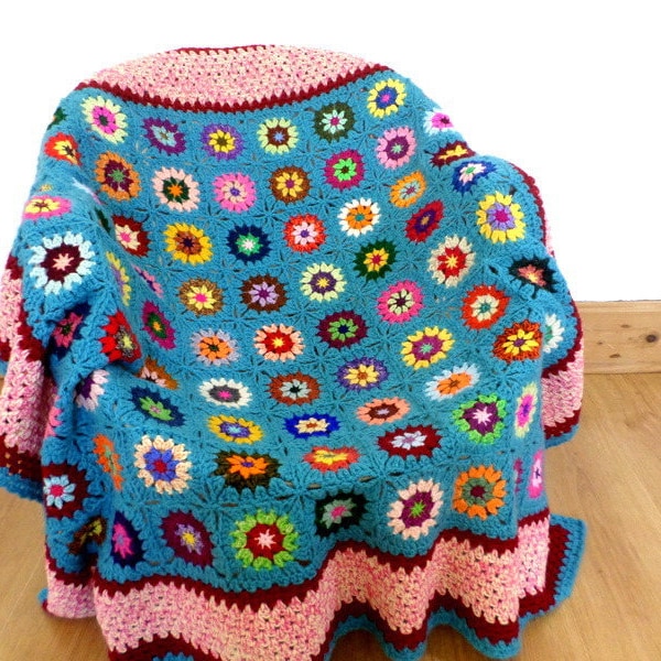 Plaid crochet granny en laine bleu et multicolore bordure rose chiné