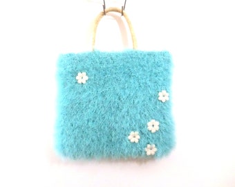 Grand sac boho pop au crochet, turquoise et fleurs blanches, anses en paille naturelle