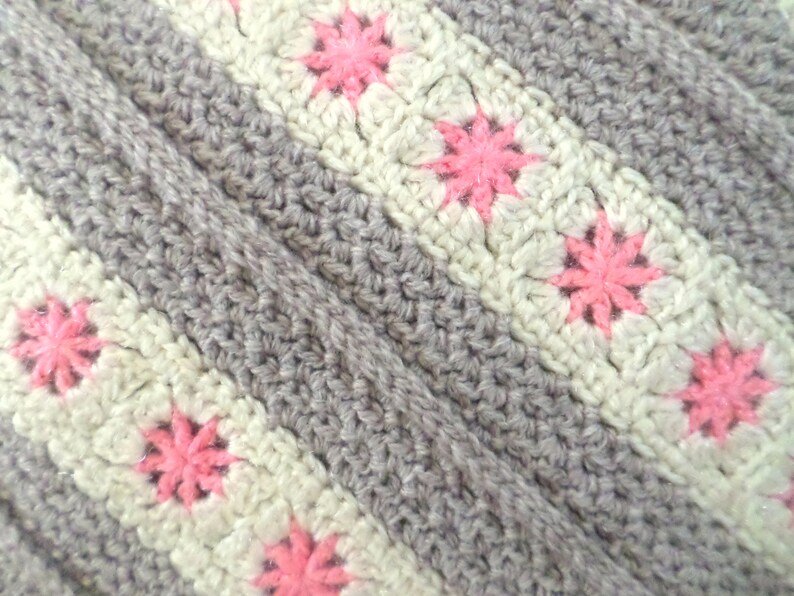 Housse de coussin bohème au crochet gris rose écru image 2