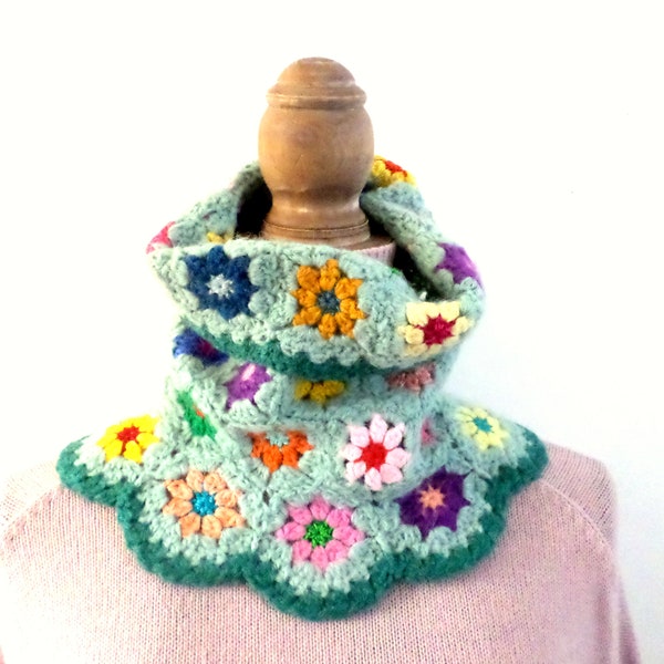 Snood couvre épaules enfant au crochet, vert menthe et fleurs multicolores- Taille 6/10 ans