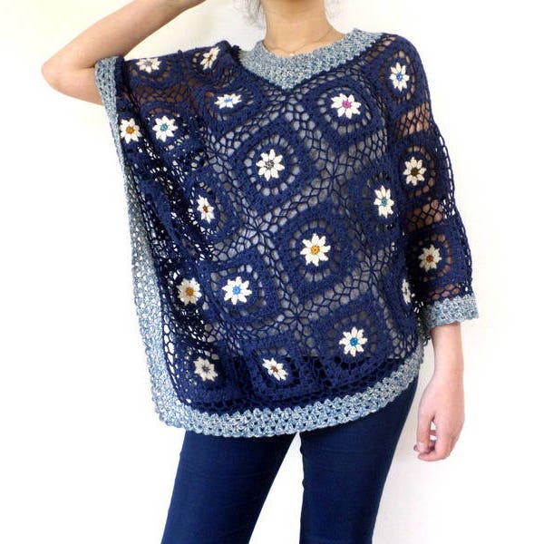 Poncho au crochet bleu fleurs blanches