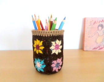 Pot à crayons au crochet, petites fleurs multicolores sur fond marron