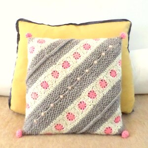 Housse de coussin bohème au crochet gris rose écru image 6