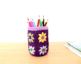 Pot à crayons au crochet, petites fleurs multicolores sur fond violet