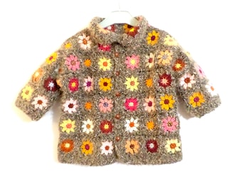 Cardigan enfant en laine au crochet fleurs multicolores sur fond beige chiné. TAILLE 18 mois /3 ans