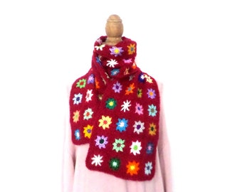 Echarpe au crochet granny fleurs multicolores sur fond rouge