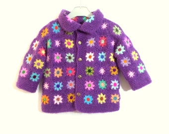 Cardigan en laine au crochet fleurs multicolores sur fond violet. TAILLE 18 mois /3 ans