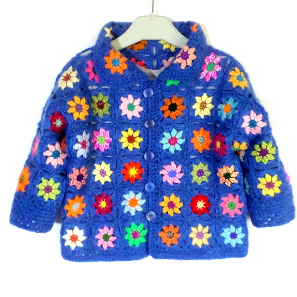 Cardigan enfant en laine au crochet fleurs multicolores sur fond bleu. TAILLE 18 mois /3 ans