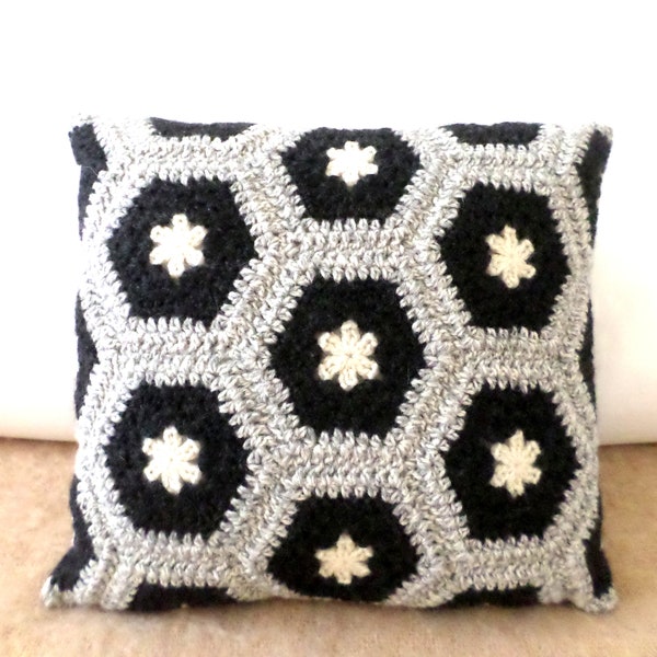 Housse de coussin au crochet, hexagones grannys gris chiné, noir, écru