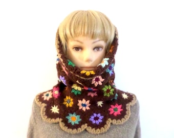 Snood capuche au crochet, marron et fleurs multicolores - Couvre épaules