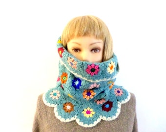 Snood capuche au crochet, bleu et fleurs multicolores