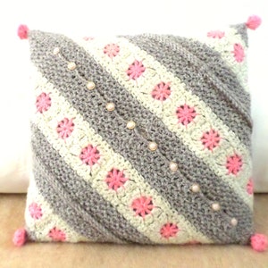 Housse de coussin bohème au crochet gris rose écru image 3