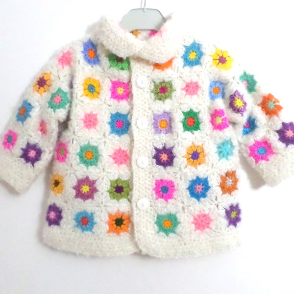 Cardigan en laine au crochet fleurs multicolores sur fond blanc. TAILLE 18 mois /3 ans