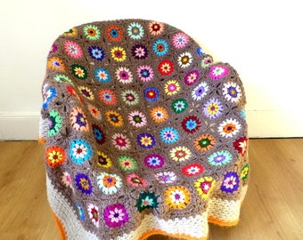 Plaid crochet granny multicolore fond taupe
