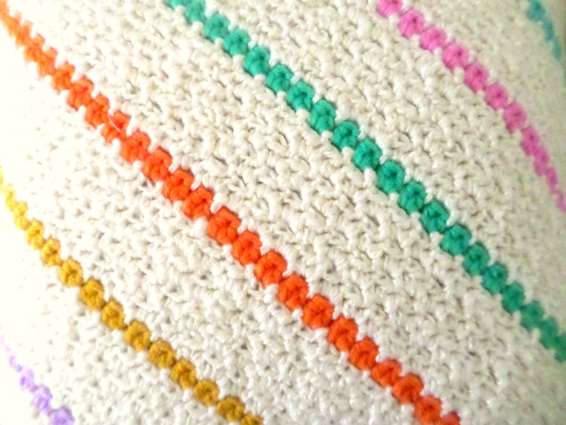 Housse de coussin bohème au crochet, rayures multicolores sur fond blanc crème zdjęcie 3