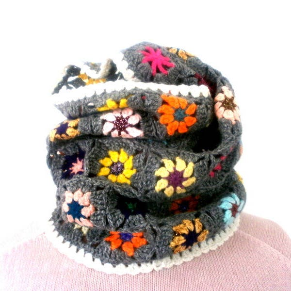 Snood capuche au crochet en laine, gris et fleurs multicolores