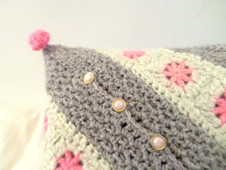 Housse de coussin bohème au crochet gris rose écru image 5