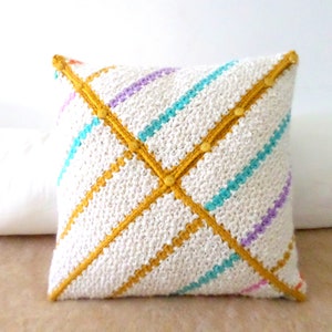 Housse de coussin bohème au crochet, rayures multicolores sur fond blanc crème zdjęcie 4