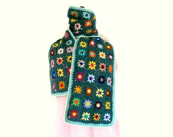 Echarpe au crochet granny fleurs multicolores sur fond vert