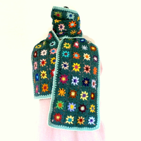 Echarpe au crochet granny fleurs multicolores sur fond vert