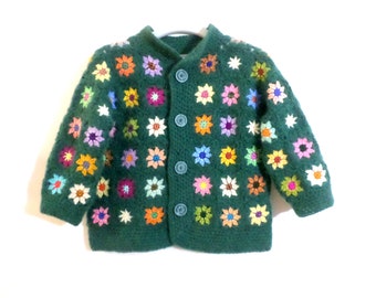 Cardigan au crochet - taille 4/6 ans - Petites fleurs multicolores sur fond vert