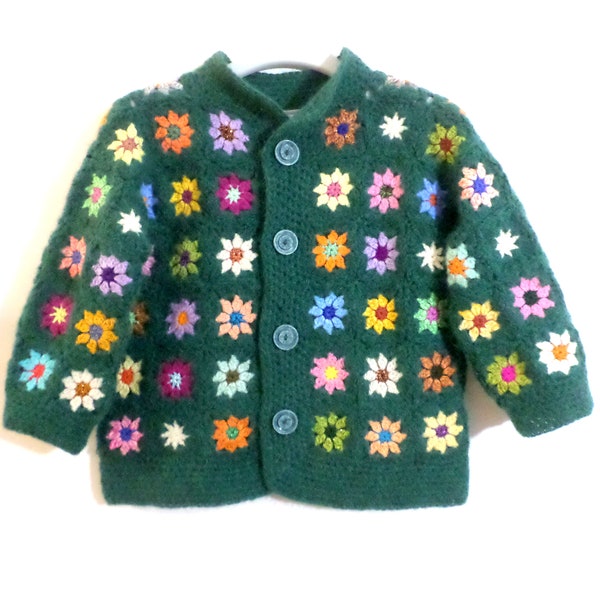 Cardigan au crochet - taille 4/6 ans - Petites fleurs multicolores sur fond vert