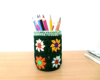 Pot à crayon au crochet, petites fleurs multicolores sur fond vert