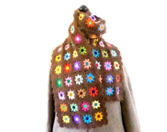 Echarpe au crochet en laine angora, fleurs multicolores sur fond marron châtaigne