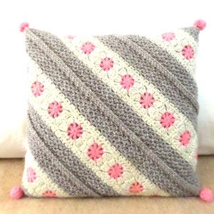 Housse de coussin bohème au crochet gris rose écru image 1